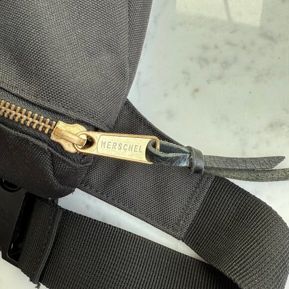 Herschel Supply Co. Unisex Black Hip Pack Belt Bag 9x7” Adjustable - Picture 7 of 9